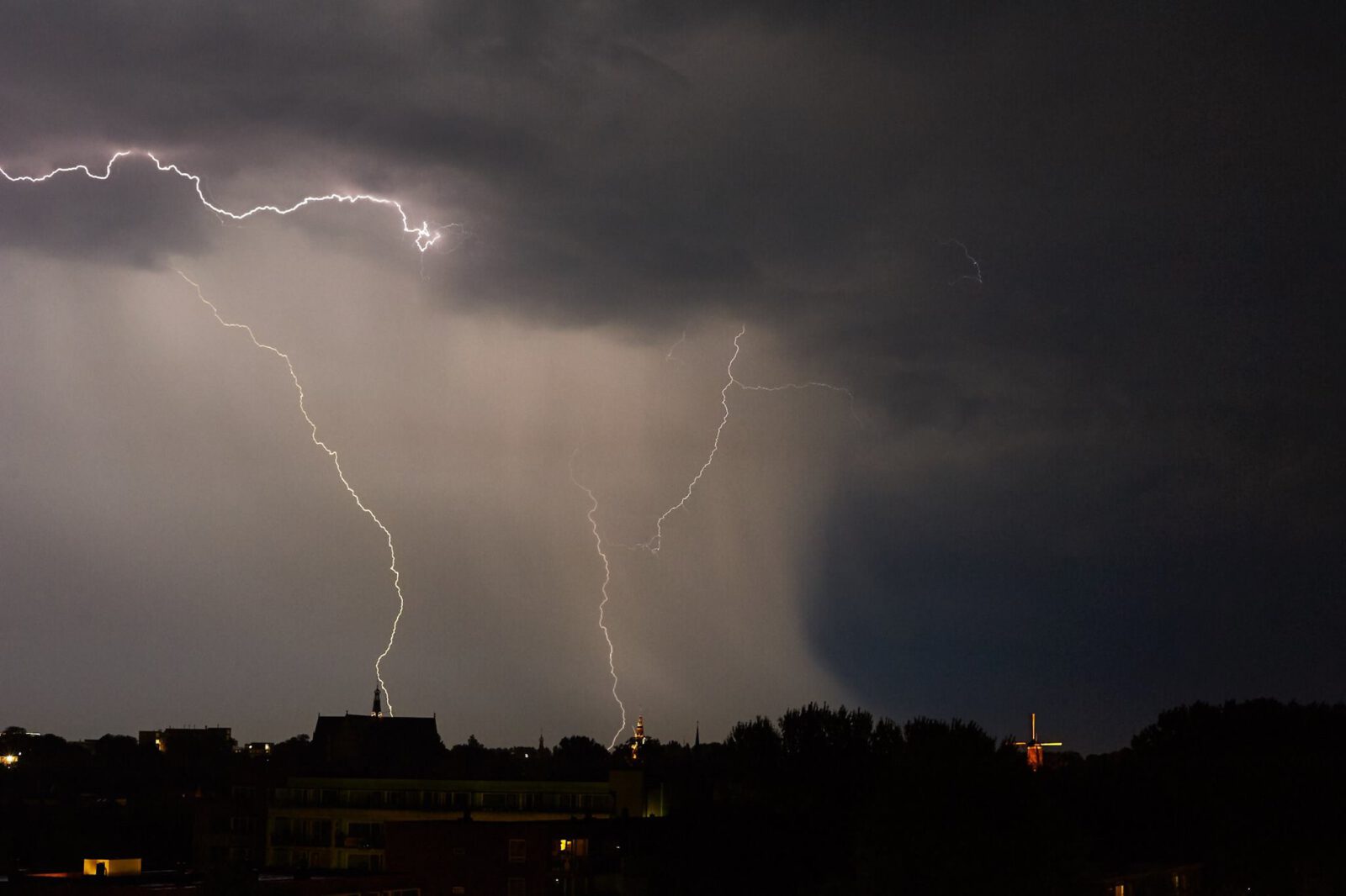 KNMI waarschuwt met code oranje voor onweer, hagel en windstoten