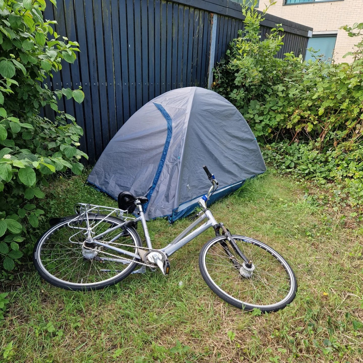 Man in tent op privégrond weggestuurd door handhaving en politie