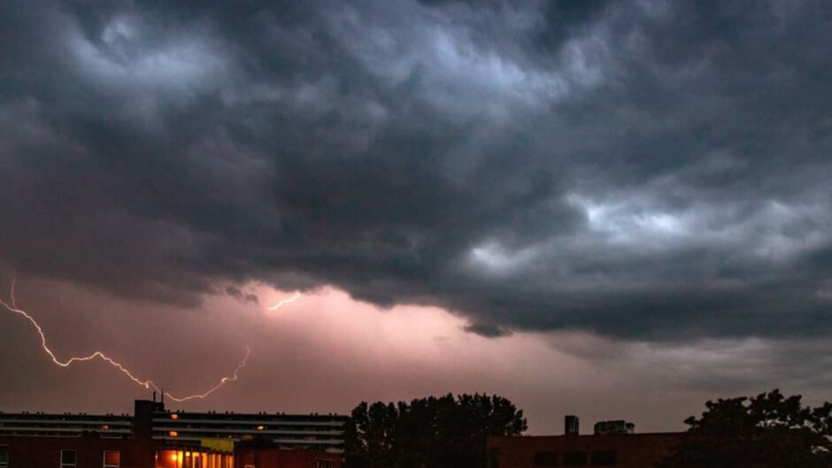 Veel regen in het westen, onweersbuien in het oosten, zware windstoten langs de westkust