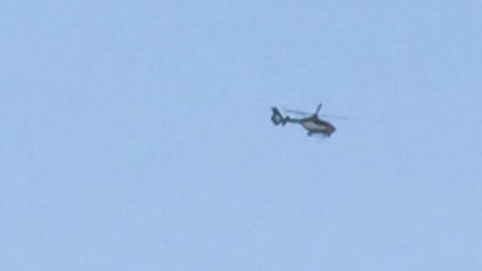 Politiehelikopter vliegt lange tijd boven Alkmaar