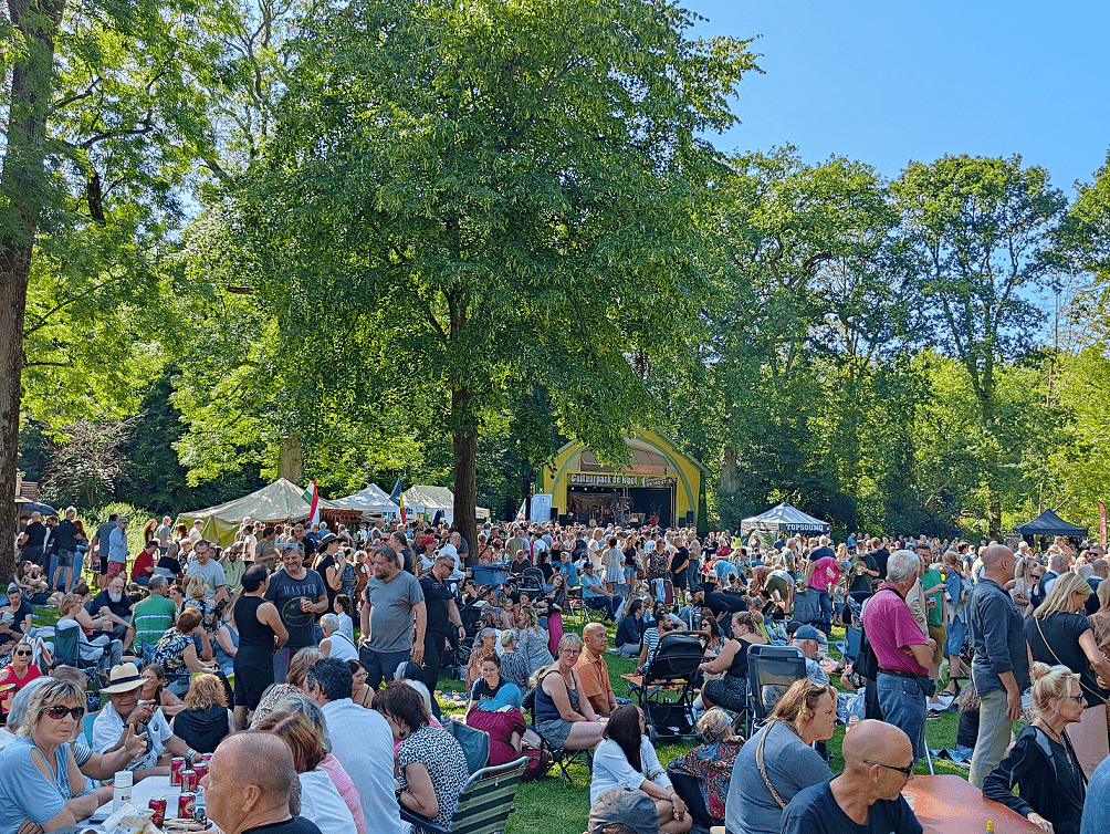 Drukte tijdens zonovergoten Keltische Middag in Cultuurpark de Hout