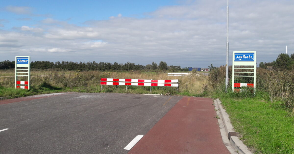 Middenweg tussen Heiloo en Alkmaar illegaal in gebruik als verbindingsweg