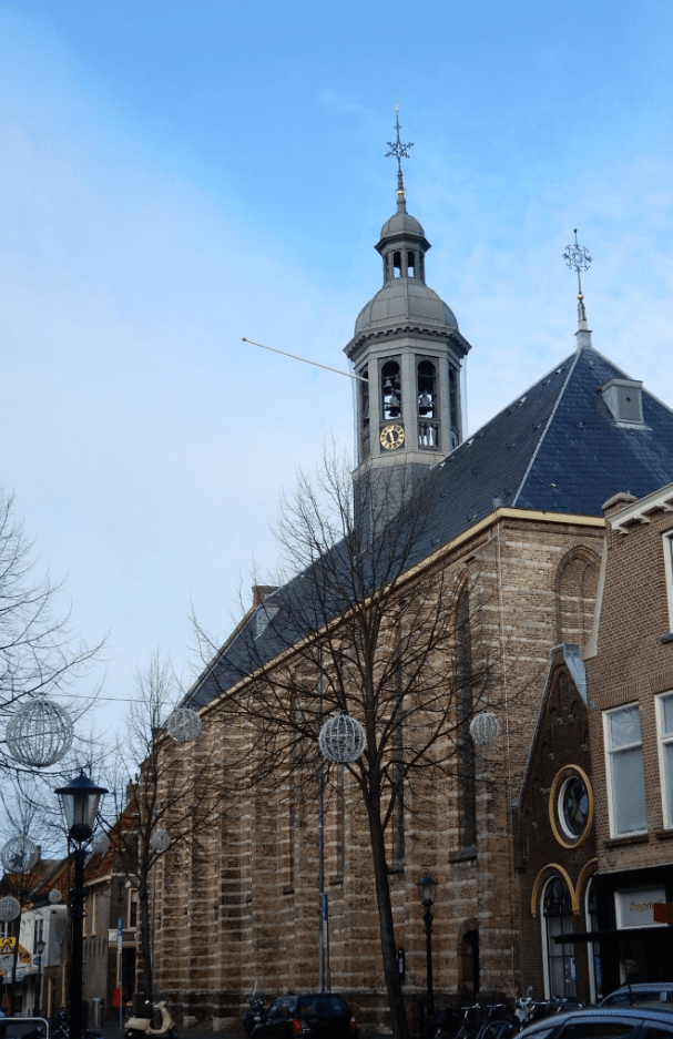 Weerstand tegen een glazen kooi bij de monumentale Kapelkerk in Alkmaar