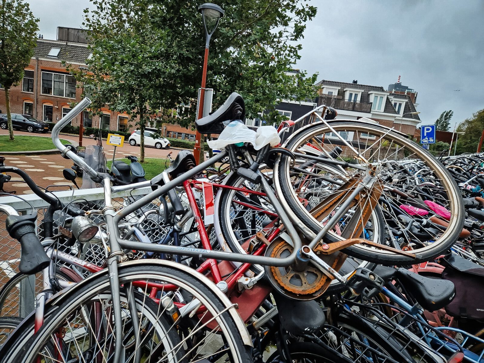 Opnieuw wrak- en weesfietsen gelabeld op station Alkmaar. Op 4 oktober worden ze verwijderd