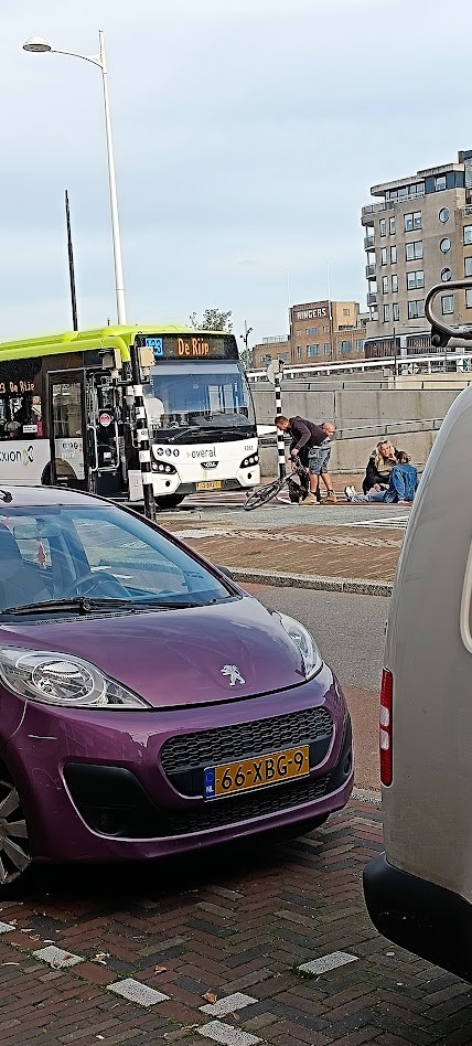 Vrouw aangereden door bus van Connexxion bij Kanaalkade, ook passagier in bus gewond