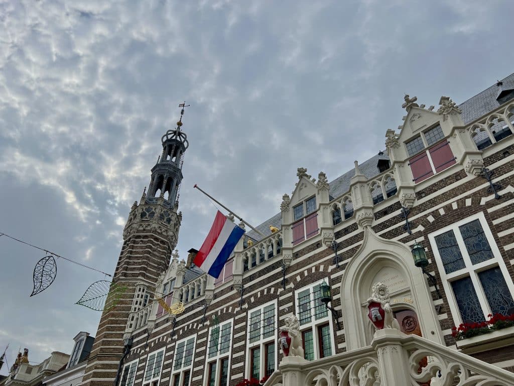 Vlag halfstok Stadhuis Alkmaar