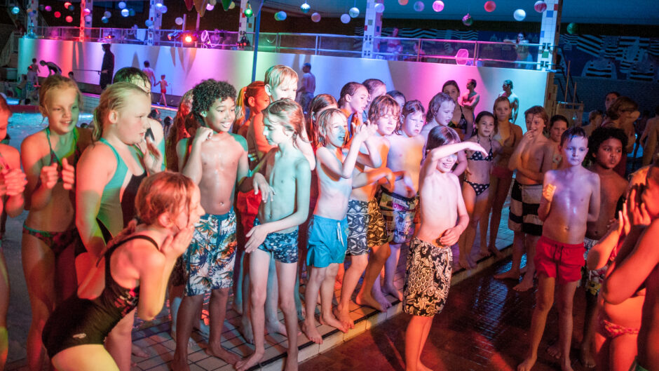 Zwembad Hoornse Vaart start nieuw discoseizoen met thema ‘Onderwaterwereld’