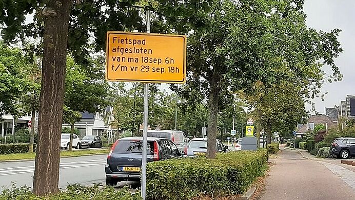 Fietspad Kennemerstraatweg afgesloten. Het asfalt van fietspad is toe aan groot onderhoud