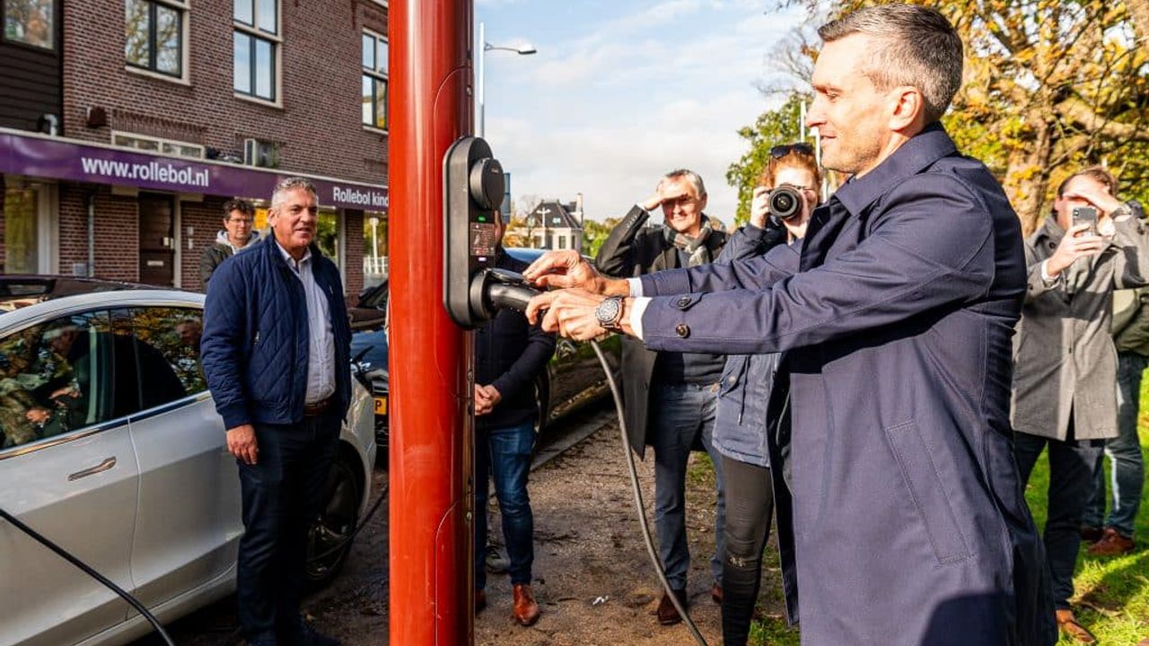 Alkmaar plaatst eerste combi paal voor laden en verlichting in eigen gemeente