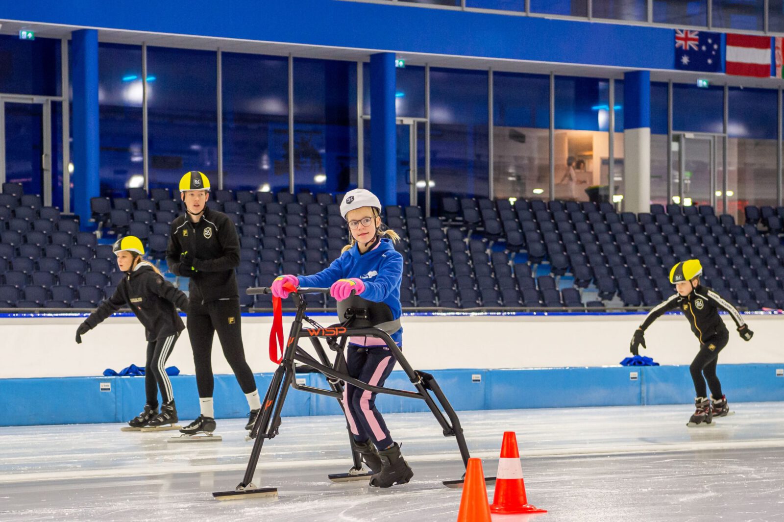 IJspret voor elk kind dankzij schaatsframes op IJsbaan De Meent in Alkmaar