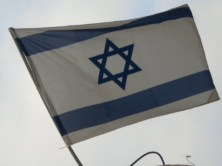 Israëlische vlag bij gemeentehuis Castricum Heiloo