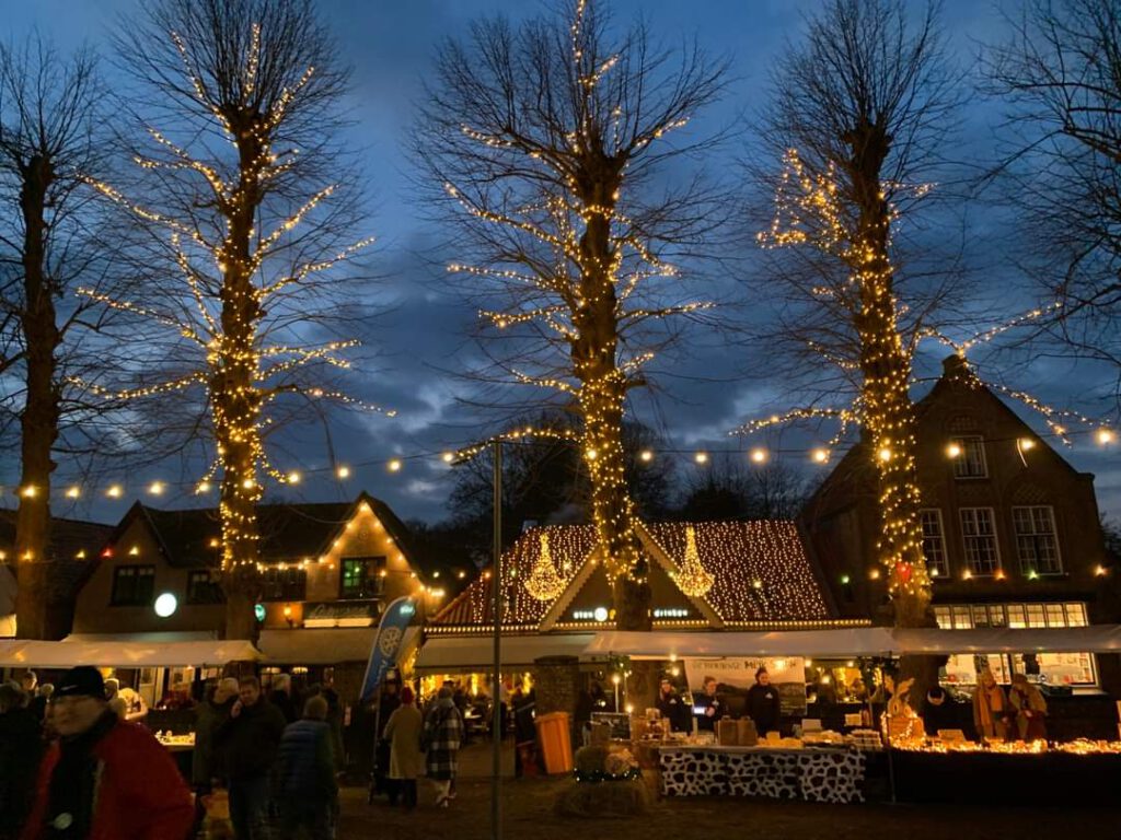 10 december kerstmarkt rondom de Ruïnekerk in Bergen