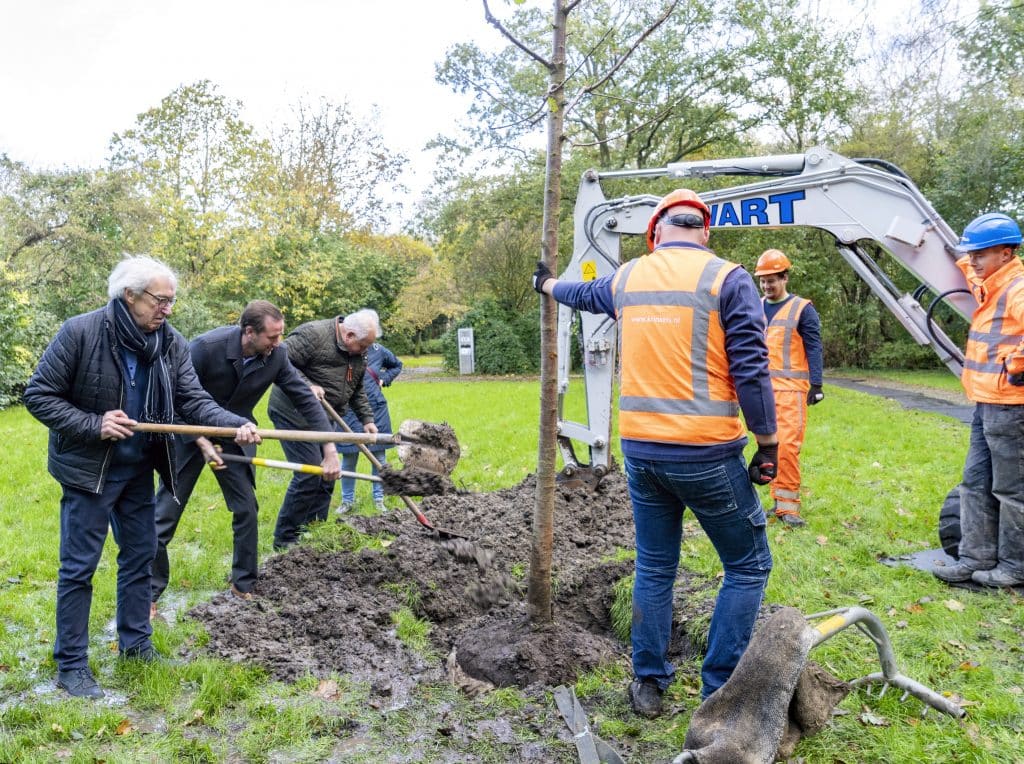 Eerste boom geplant bij Energieleverend Geluidsscherm