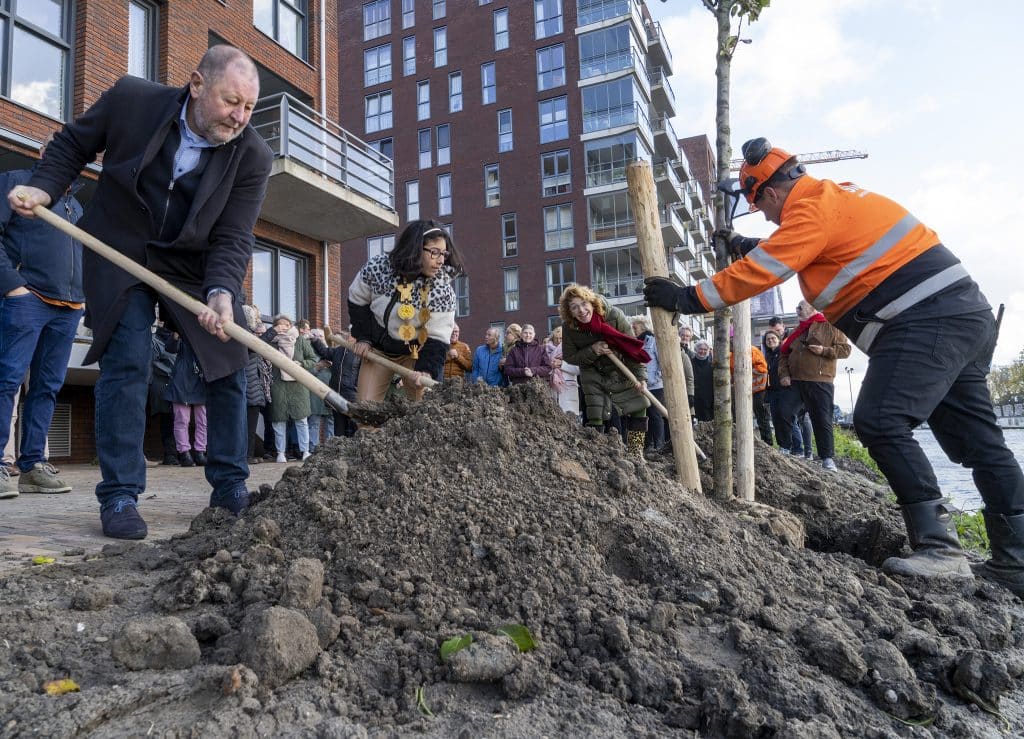 Eerste boom geplant langs het Jaagpad markeert start van bomenproject in Alkmaar