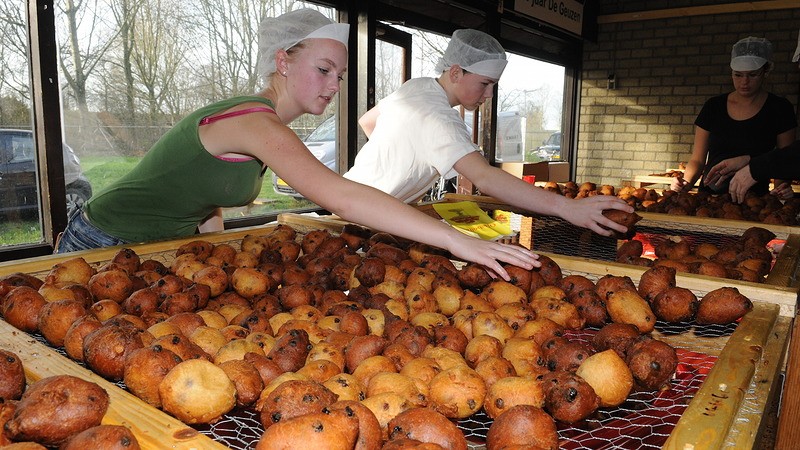 Oliebollenactie van de Geuzen uit Alkmaar weer in volle gang