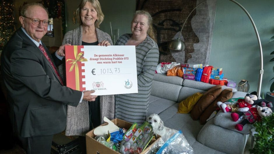 Stichting Prakkie ontvangt check uit handen van Wethouder Arie Epskamp
