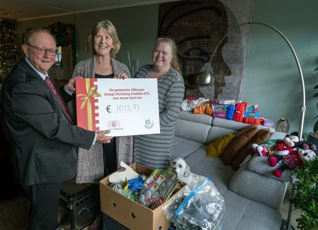 Stichting Prakkie ontvangt check uit handen van Wethouder Arie Epskamp