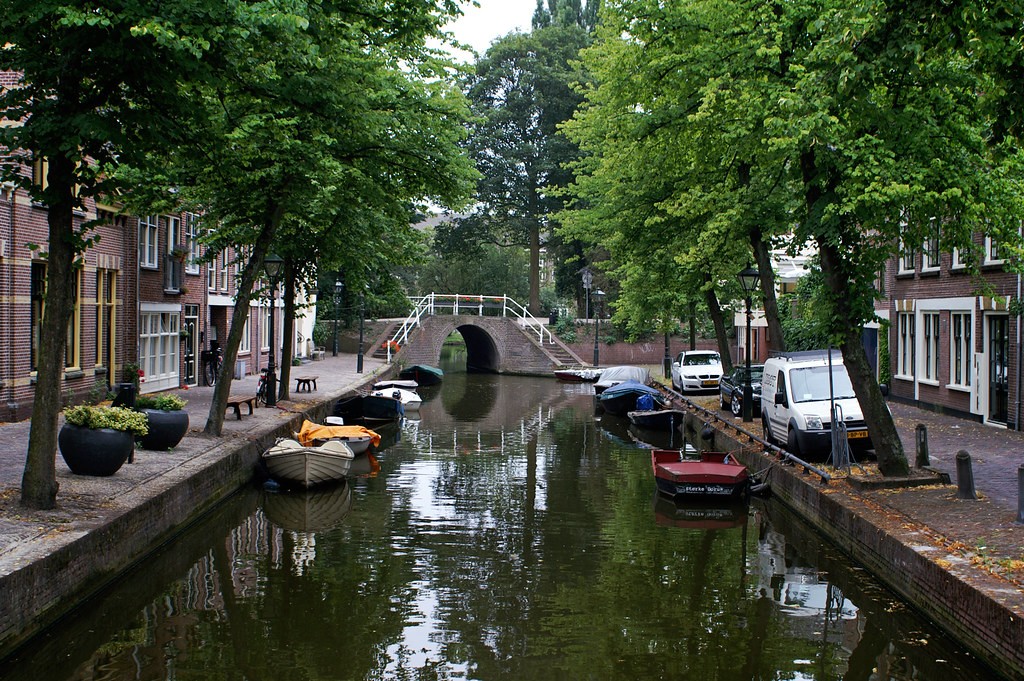 De politie zoekt getuigen na woningoveral aan de Baangracht in Alkmaar