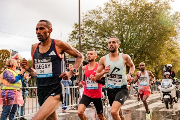 Khalid Choukoud, Tom Hendrikse en Luuk Maas aan de start NN Egmond Halve Marathon