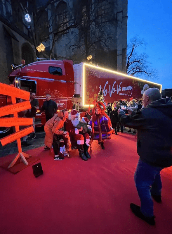 Kerstman brengt met Vomar Kersttruck gezelligheid en gratis kerstpakketten naar de stad