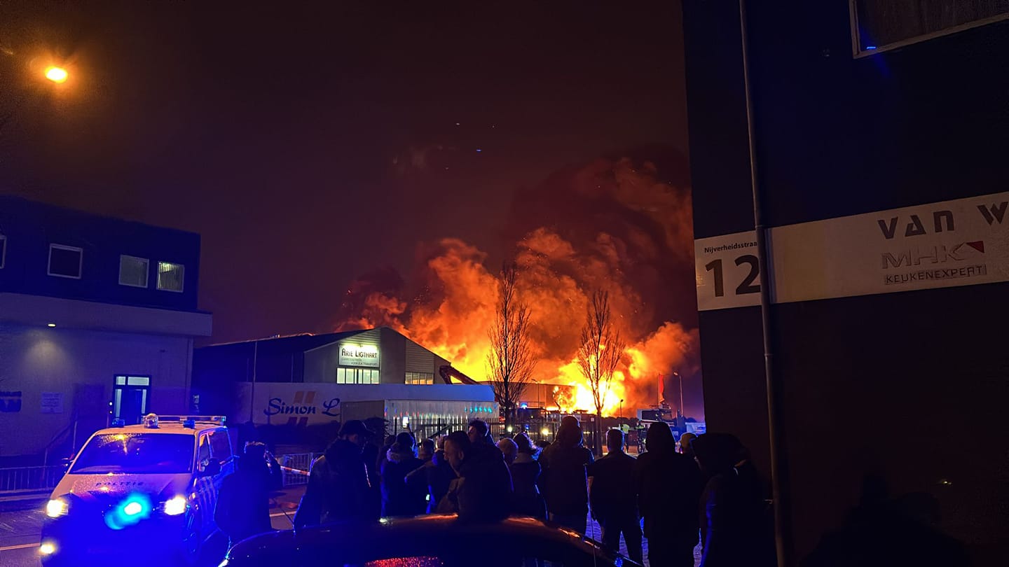 Grote uitslaande brand bij garagebedrijf in Heerhugowaard