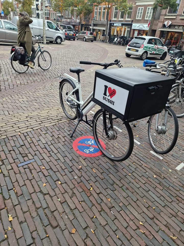 Parkeerverbod voor fietsen en scooters op het Hofplein een feit