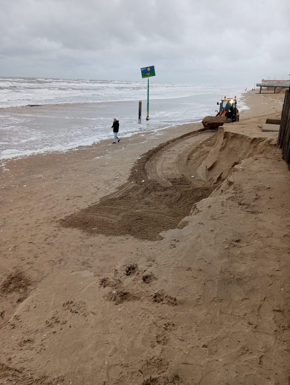 Waarschuwing voor instortingsgevaar op strand