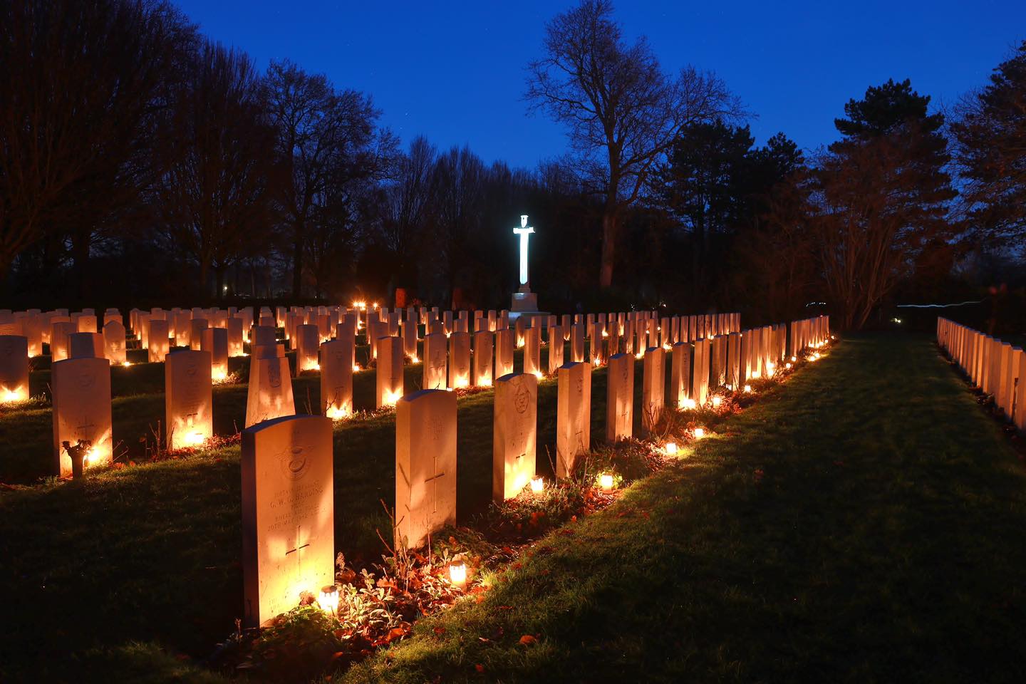 Lichtjes op Bergense oorlogsgraven tijdens kerstavond