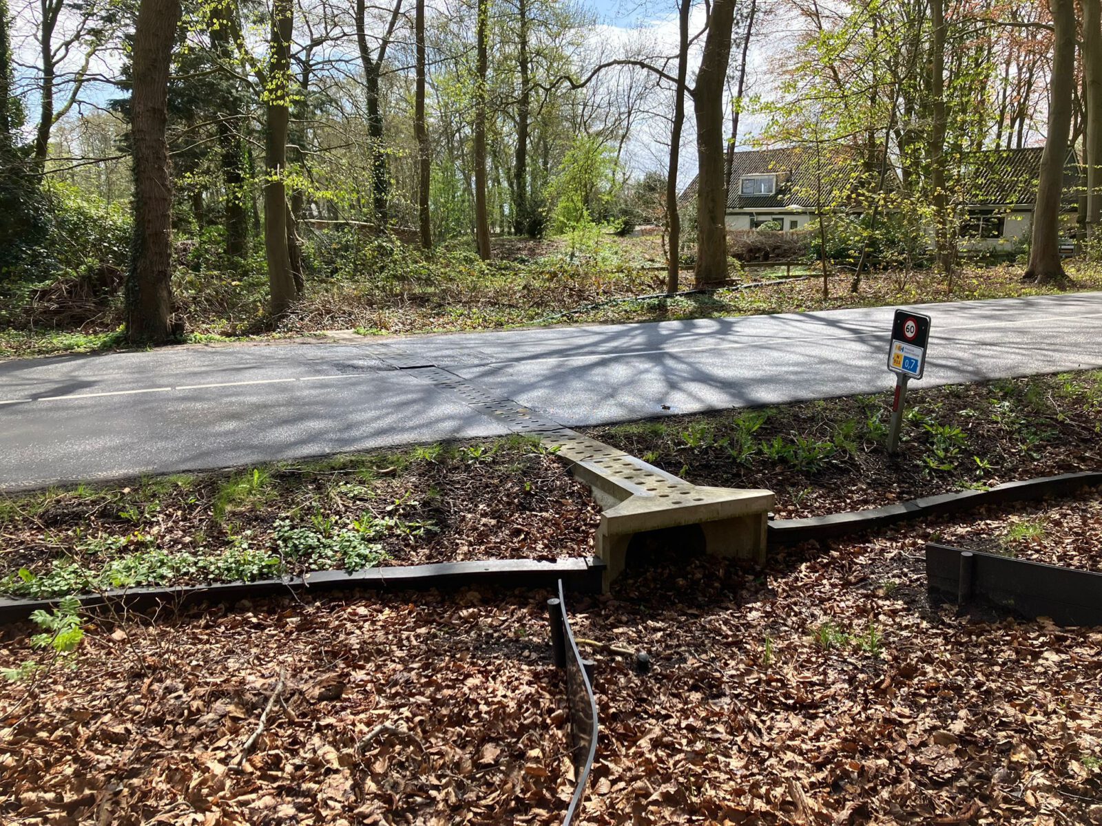 Rijstrook op Zeeweg (N510) in Bergen afgesloten door water op de weg