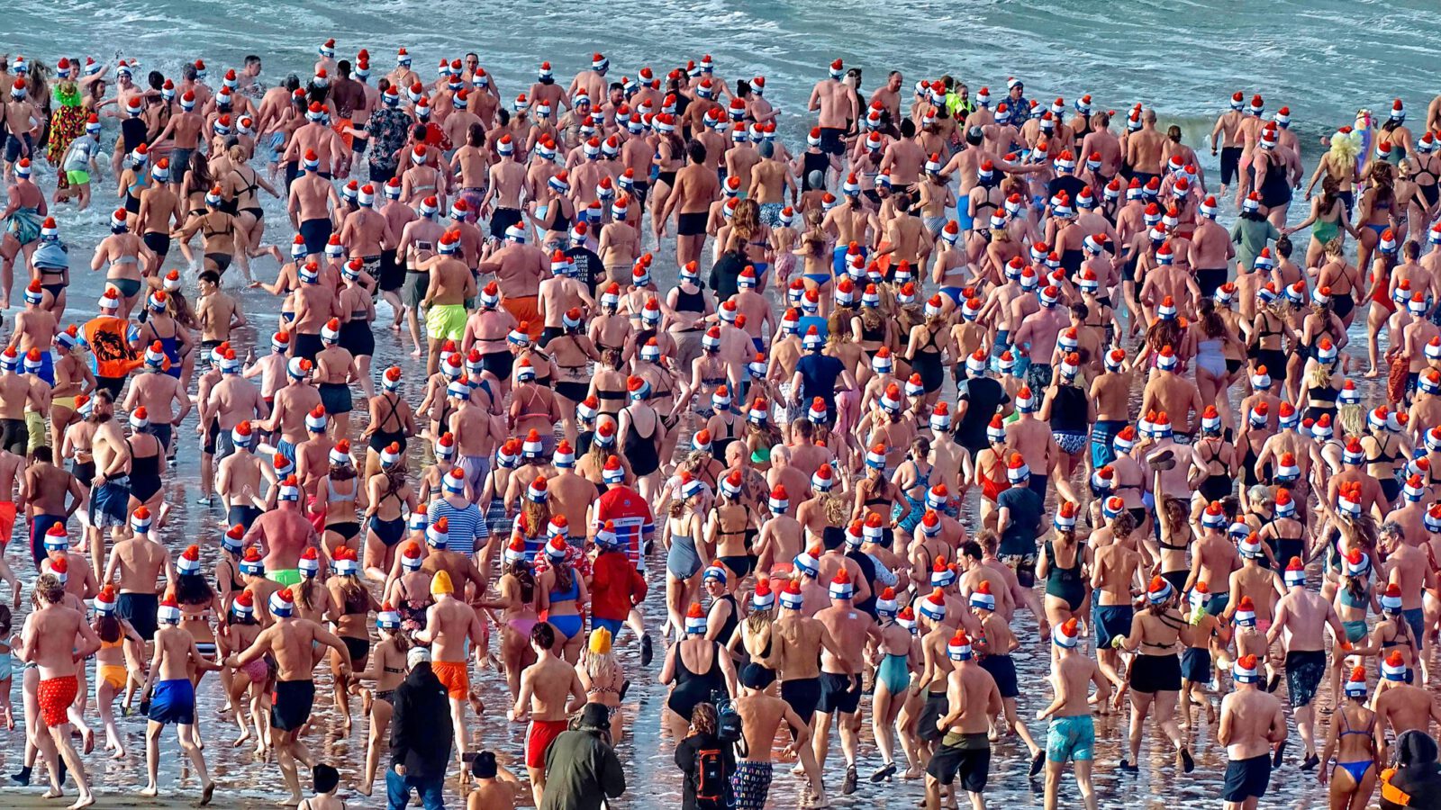 Drukte bij Nieuwjaarsduik in Egmond aan Zee