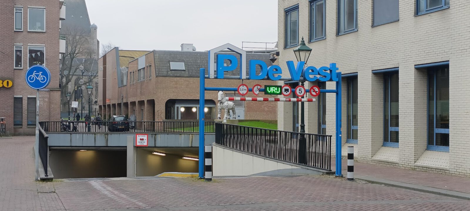 Stuk buitenmuur van theater De Vest Alkmaar naar beneden gevallen