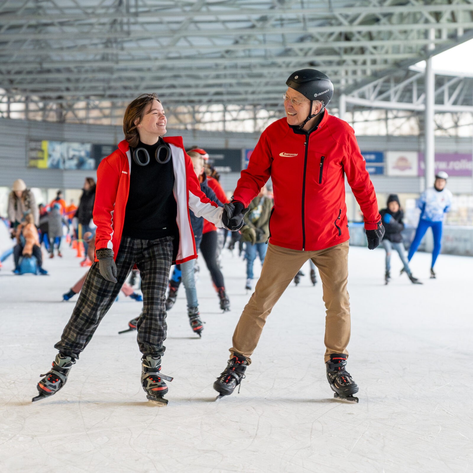 Hand in hand schaatsend op ijsbaan De Meent