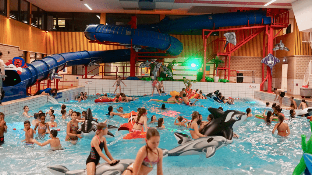 Discozwemmen in de Hoornse Vaart met als Thema 'Valentijn'