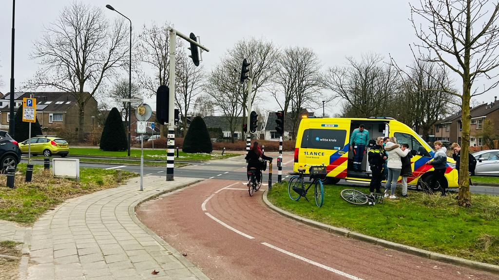 Jongen belandt op auto na aanrijding in Heerhugowaard. Bestuur is doorgereden