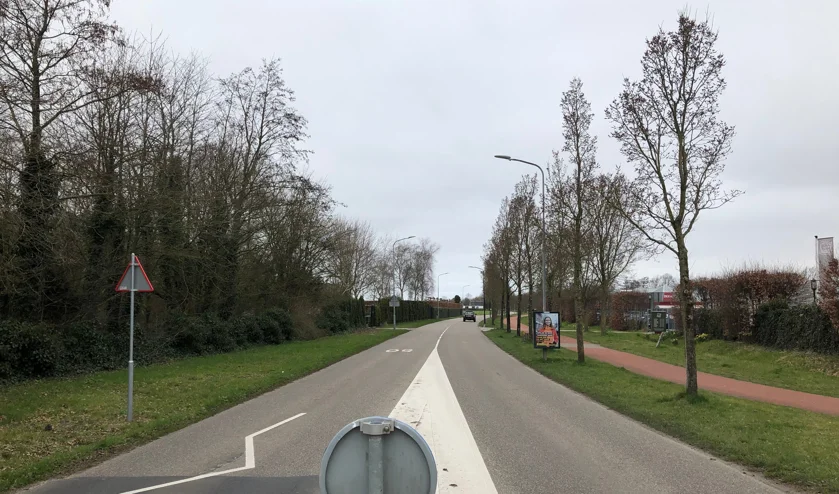 Liander verzwaart stroomnet in Heiloo langs de Vennewatersweg