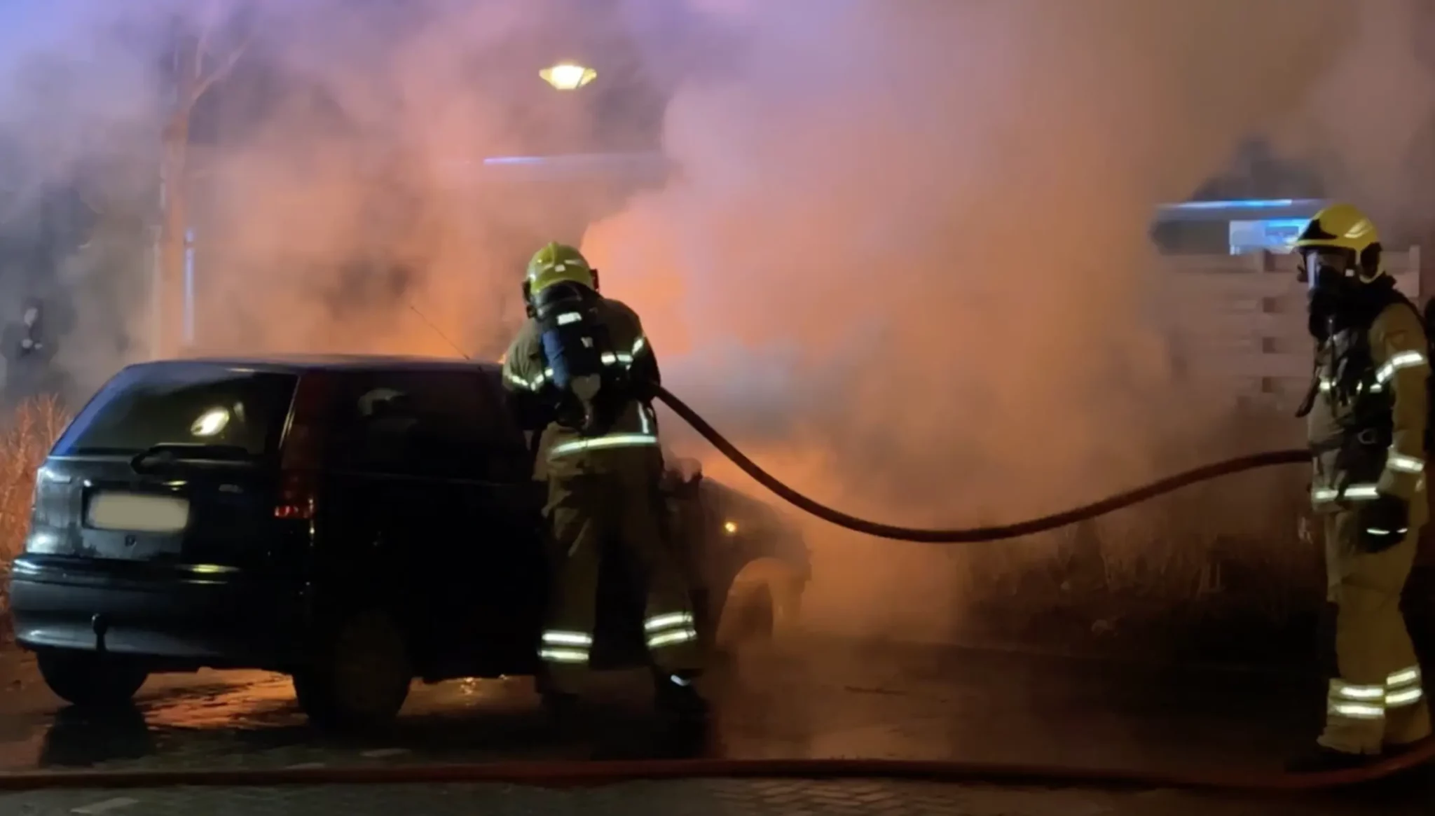 Auto gaat in vlammen op in Heerhugowaard