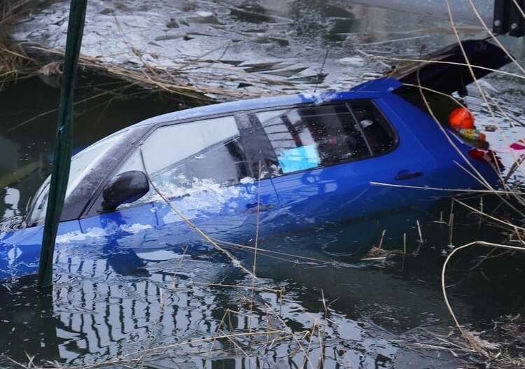 Auto te water langs de Steigerdijk in Heerhugowaard