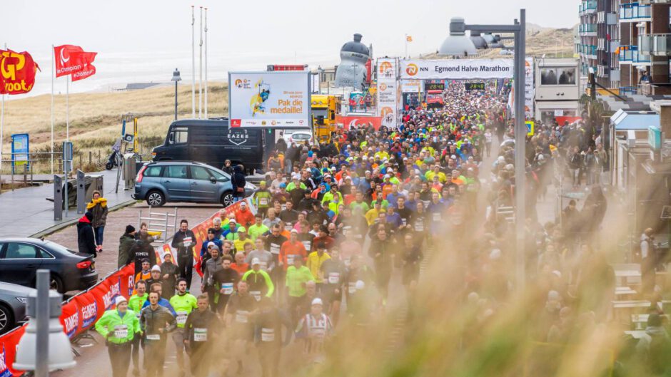 Ruim 20.000 strandracers en hardlopers starten het nieuwe jaar in Egmond aan Zee