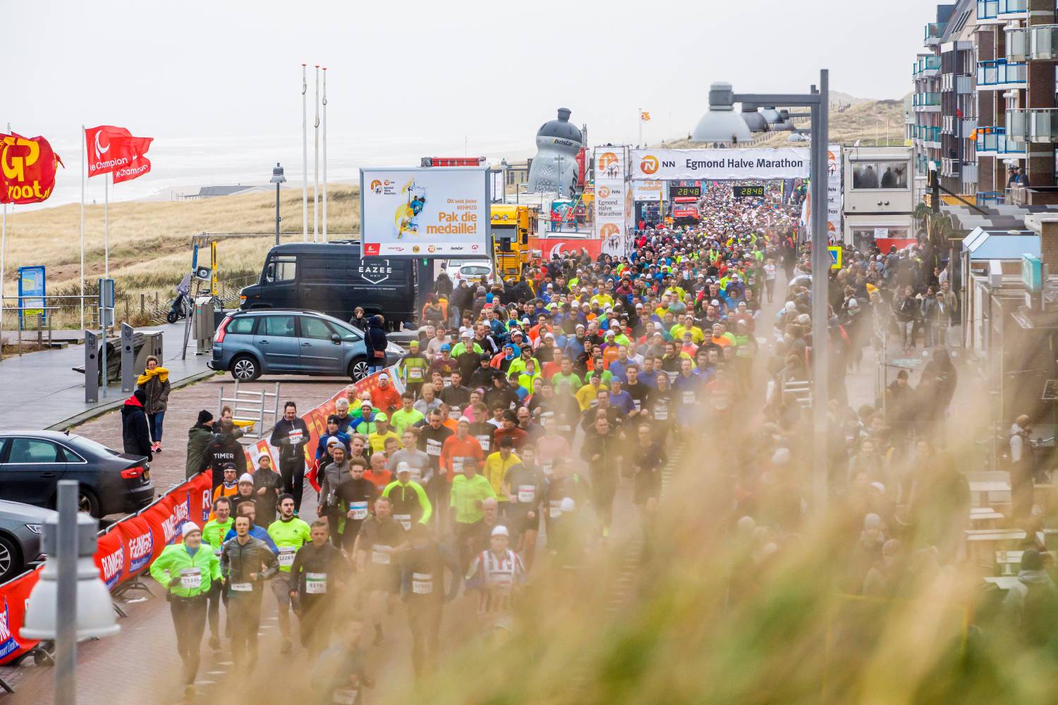 Ruim 20.000 strandracers en hardlopers starten het nieuwe jaar in Egmond aan Zee