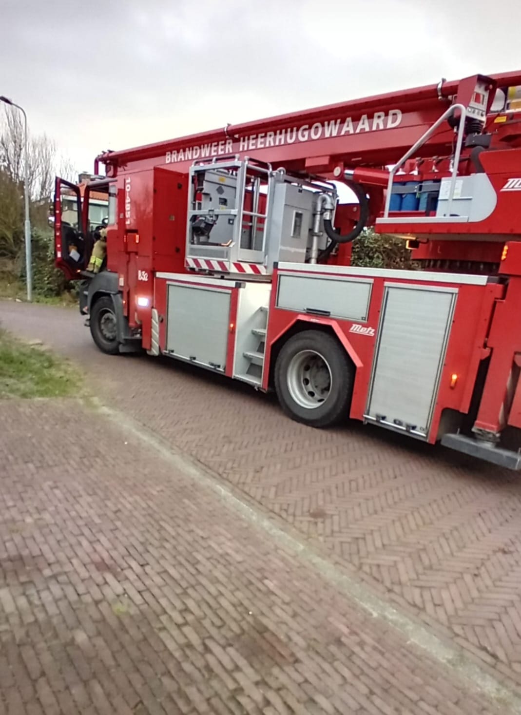 Bedrijfswagen in brand op N242 in Alkmaar