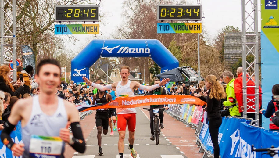 Richard Douma en Jacelyn Gruppen winnen NK 10 km tijdens 44e Groet uit Schoorl Run