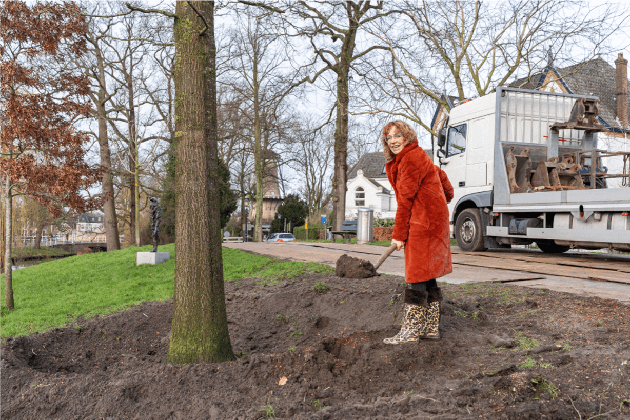 Eik van 8 ton geplant in het Kennemerbolwerk