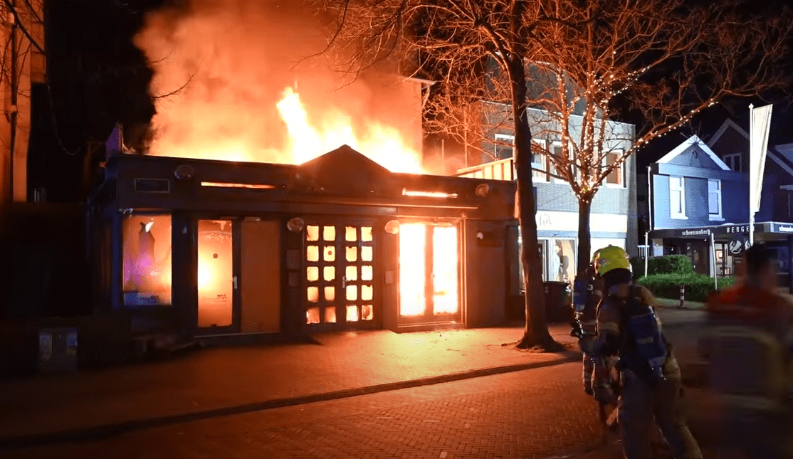 Brand in voormalig restaurant De Story Bistrobar in Bergen niet veroorzaakt door brandstichting