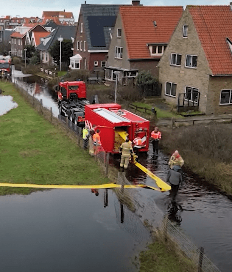 Brandweer pompt veel water weg in Bergen (video)