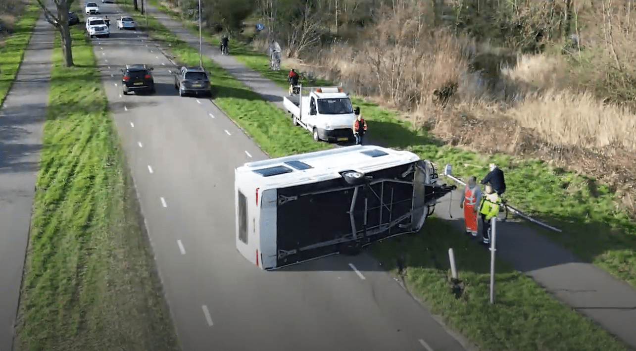 Echtpaar verliest caravan op Heilooër Zeeweg in Egmond-Binnen