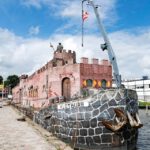 Tot en met 21 maart het museum-/kasteelschip langs het Kanaalkade