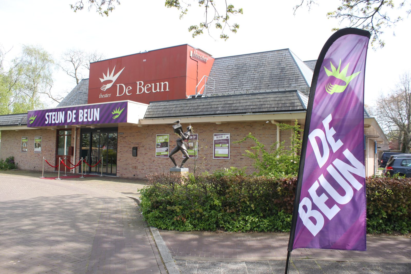 Overhandiging handtekeningen Behoud de Beun aan college Heiloo