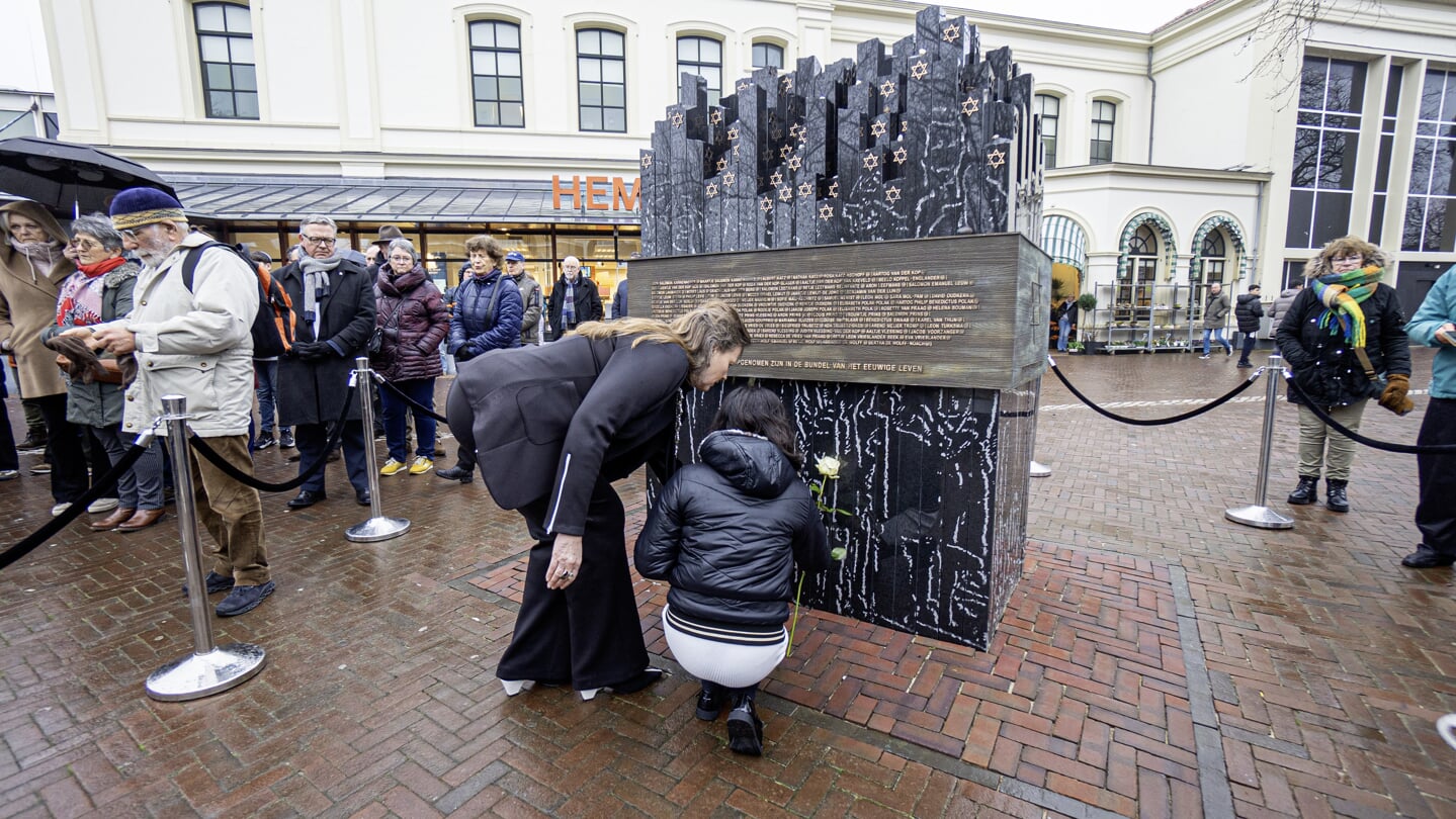 Herdenking bij Alkmaars Namenmonument