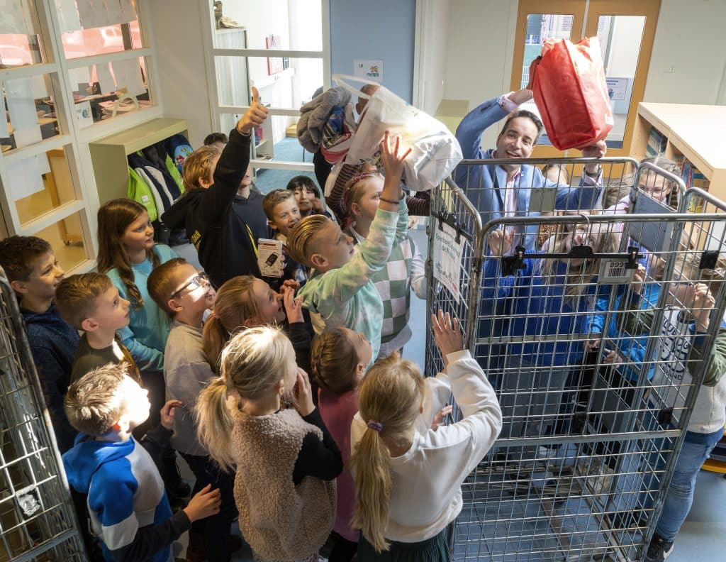 Alkmaarse basisschoolleerlingen leren over circulariteit tijdens de Textiel Race