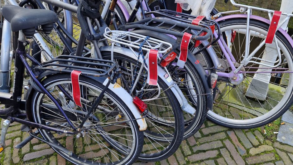Handhavig gaat weer fietsen bestickeren en  weghalen in centrumgebied van Alkmaar